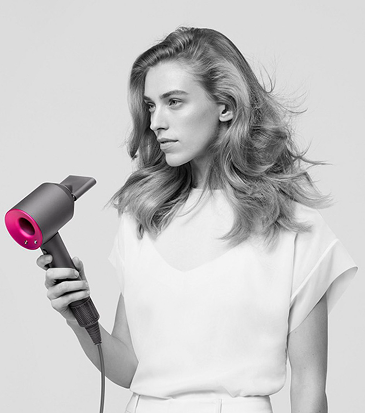 Девушка с феном Dyson