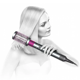 Девушка зачесовает волосы с помощью продукта Dyson